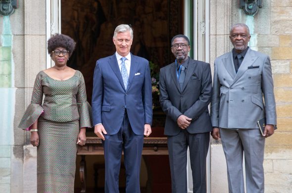 Die Kinder von Patrice Lumumba -Juliana, François und Roland Lumumba - mit König Philippe in Brüssel (Bild: Nicolas Maeterlinck/Belga)